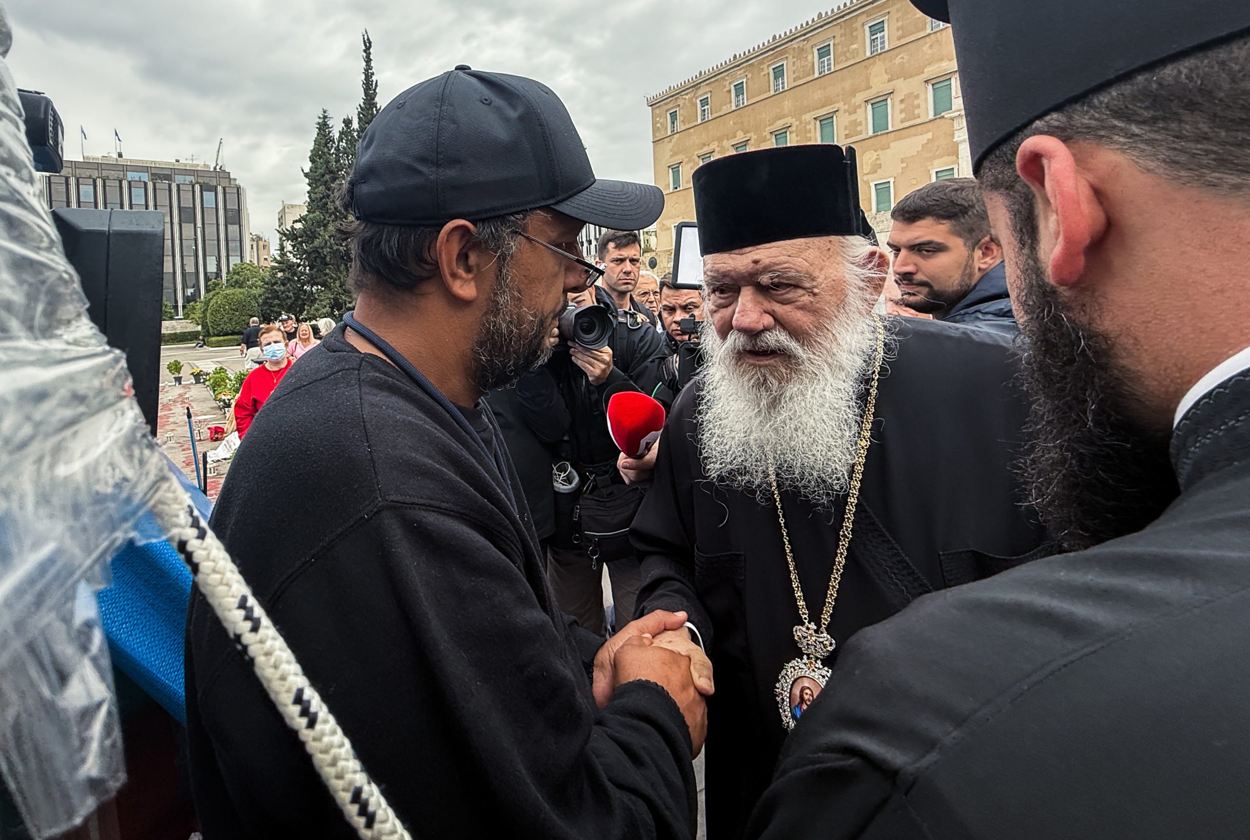 Ο-Αρχιεπίσκοπος-Ιερώνυμος-επισκέφθηκε-τον-απεργό-πείνας-Πάνο-Ρούτσι