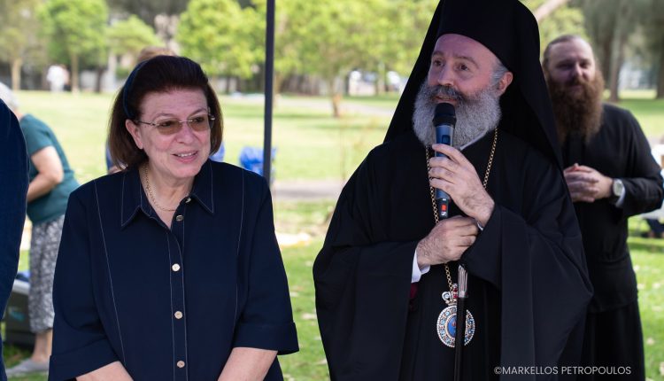 Ο-Αρχιεπίσκοπος-Αυστραλίας-Μακάριος-και-η-Λίνα-Μενδώνη-σε-εκδήλωση-των-Κατηχητικών-της-Νέας-Νοτίου-Ουαλίας
