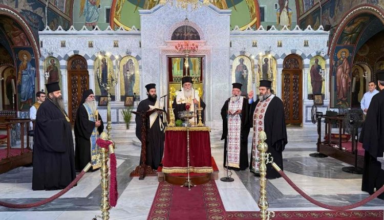 ΙΜ.-Κορίνθου:-Αγιασμός-για-την-έναρξη-των-μαθημάτων-στο-«Εργαστήρι-Εκκλησιαστικών-Τεχνών»-και-επίδοση-των-πτυχίων-στους-επιτυχόντες