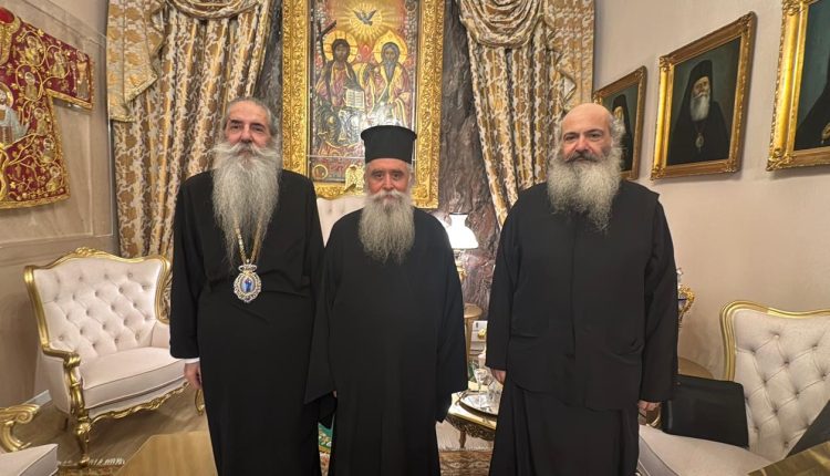 Ο-εψηφισμένος-Αρχιεπίσκοπος-Σινά-στον-Μητροπολίτη-Πειραιώς