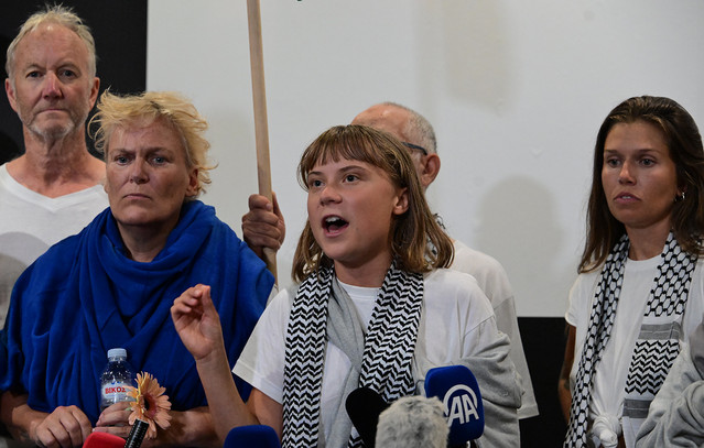 «Μια-γενοκτονία-συμβαίνει-μπροστά-στα-μάτια-μας»,-δήλωσε-η-Γκρέτα-Τούνμπεργκ-κατά-την-άφιξη-της-στην-Αθήνα