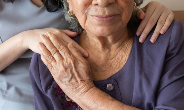 5-αλλαγές-στην-ομιλία-που-προειδοποιούν-για-Αλτσχάιμερ