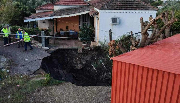 Αιτωλοακαρνανία:-Απίστευτες-εικόνες-από-την-καθίζηση-του-εδάφους-ανάμεσα-στα-σπίτια-στις-Φυτείες-–-Επί-τόπου-μεταβαίνει-ειδικό-τεχνικό-κλιμάκιο-–-ertnews.gr