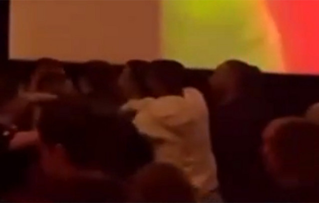 Άγριος-καβγάς-σε-κινηματογράφο-στου-Ρέντη-–-Πιάστηκαν-στα-χέρια-επειδή-νεαροί-έκαναν-φασαρία,-δείτε-βίντεο