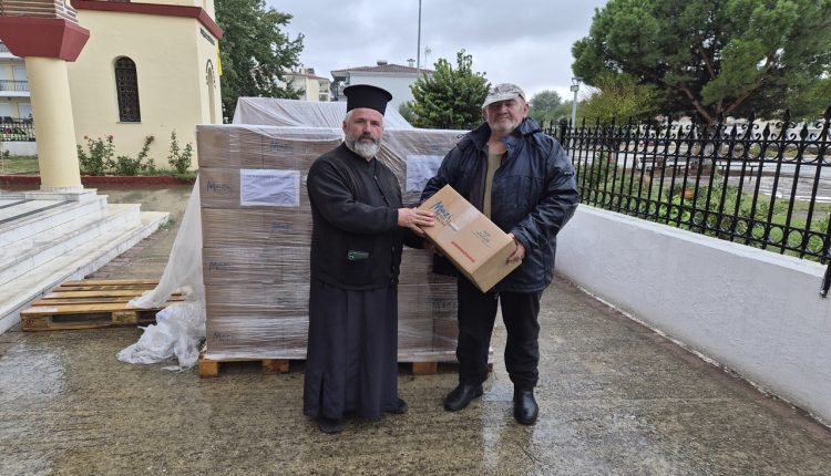 Διανομή-δεμάτων-–-τροφίμων-από-την-Ιερά-Μητρόπολη-Μαρωνείας