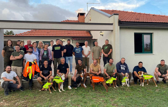 Ειδικά-γιλέκα-με-καρφιά-για-κυνηγόσκυλα-προμηθεύεται-η-«Καλλιστώ»-–-Στόχος-η-αποτροπή-επιθέσεων-από-λύκους