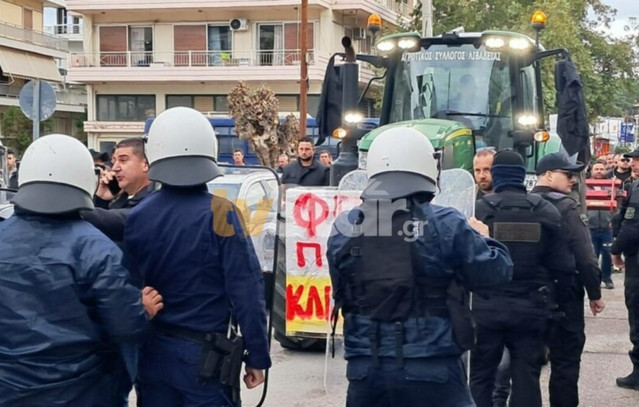 Ένταση-στη-Λιβαδειά:-Αγρότες-περικύκλωσαν-τον-Κώστα-Τσιάρα-και-συγκρούστηκαν-με-αστυνομικούς