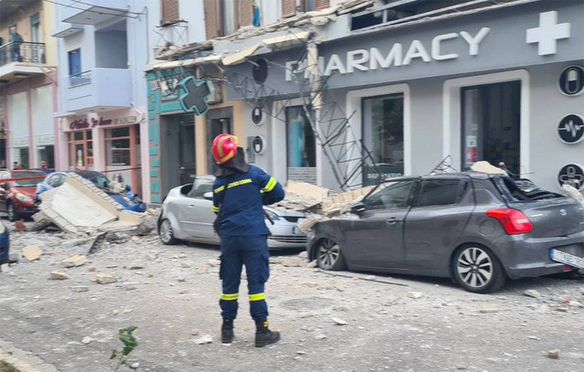 Κατέρρευσε-μπαλκόνι-κτιρίου-στο-Λαύριο:-Τραυματίστηκε-γυναίκα-–-Ζημιές-σε-αυτοκίνητα