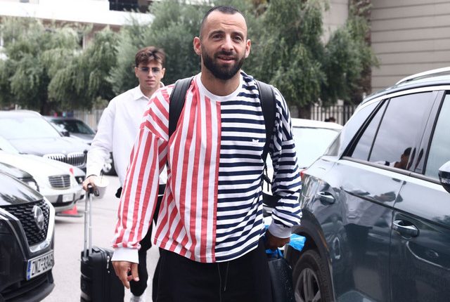 Ο-Μανώλης-Σιώπης-είχε-τους-λόγους-του-για-να-φορέσει-τη-μπλούζα-που-έγινε-viral-και-εμείς-τον-στηρίζουμε-απόλυτα