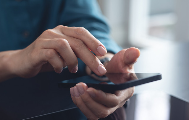 Πώς-τα-smartphones-«παίζουν»-με-το-μυαλό-μας-και-δεν-μπορούμε-να-τα-αφήσουμε-από-τα-χέρια-μας