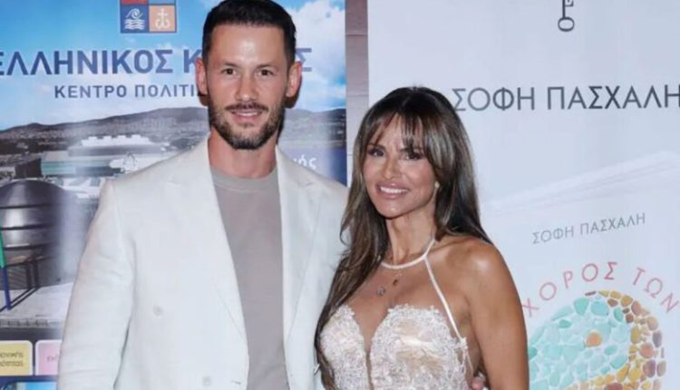 Σόφη-Πασχάλη:-Λαμπερή-εμφάνιση-με-τον-κατά-13-χρόνια-νεότερο-σύντροφό-της-στην-παρουσίαση-του-βιβλίου-της