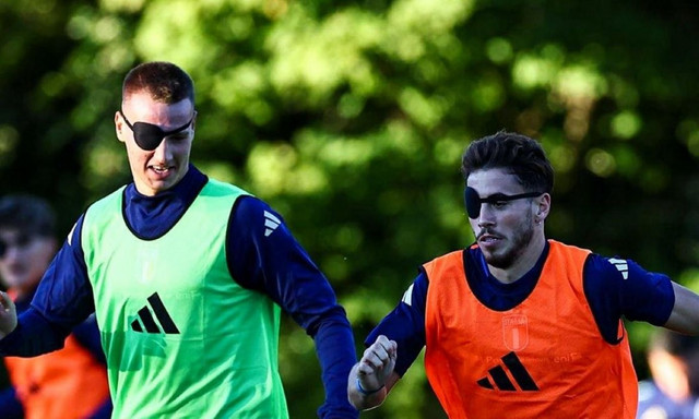 Γιατί-οι-παίκτες-της-Εθνικής-Ιταλίας-Κ21-προπονούνται-με-το-ένα-μάτι-καλυμμένο;-–-Η-«μέθοδος-Μπαλντίνι»