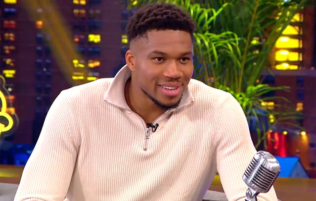 o-Γιάννης-Αντετοκούνμπο-στο-«the-2night-show»-με-τον-Γρηγόρη-Αρναούτογλου