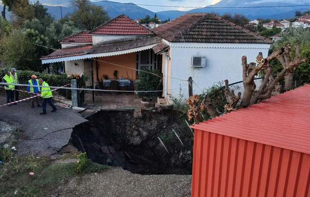 Τι-προκάλεσε-την-καθίζηση-που-άνοιξε-κρατήρα-ανάμεσα-σε-σπίτια-στις-Φυτείες-Αιτωλοακαρνανίας
