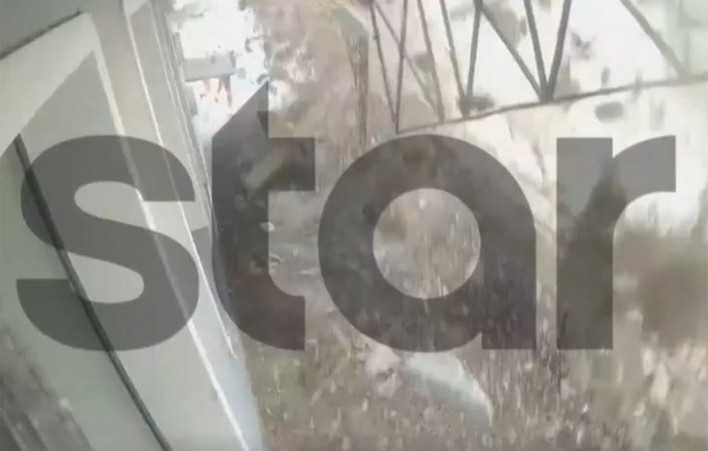 Σοκαριστικό-βίντεο-από-την-κατάρρευση-μπαλκονιού-στο-Λαύριο-–-Γυναίκα-ήταν-από-κάτω,-σώθηκε-τελευταία-στιγμή