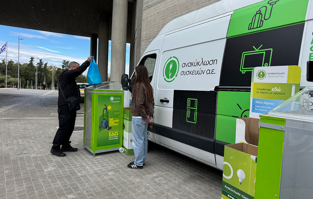 Ειδικό-βαν-μαζεύει-παλιές-ηλεκτρικές-και-ηλεκτρονικές-συσκευές-στη-Θεσσαλονίκη-–-Φέτος-ανακυκλώθηκαν-88-τόνοι