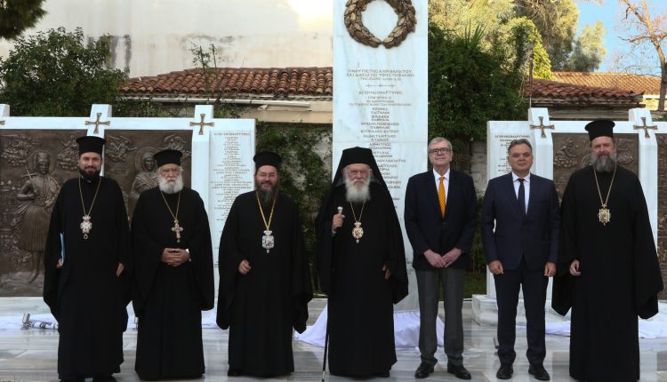 Ο-Αρχιεπίσκοπος-Ιερώνυμος-στα-εγκαίνια-του-μνημείου-των-Νεομαρτύρων-του-Έθνους-(ΦΩΤΟ)