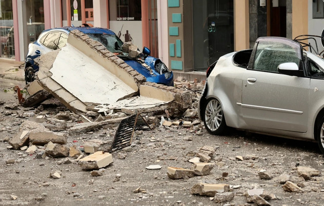 «Παραλίγο-δεν-σκοτώθηκα-–-Τι-ήταν-αυτό-Χριστέ-μου»-–-Ανατριχιαστικό-βίντεο-από-την-πτώση-μπαλκονιού-στο-Λαύριο