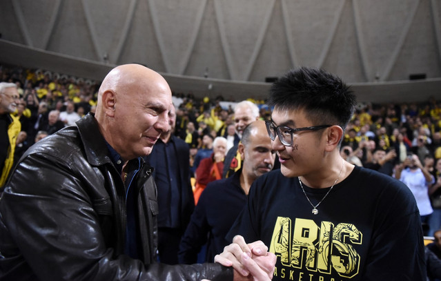 Τρέλα-στο-Αλεξάνδρειο:-Αγκαλιά-Γκάλης-και-Σιάο-πριν-το-Άρης-–-Αμβούργο