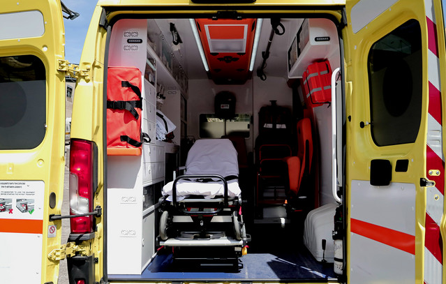 Φορείο-με-ηλικιωμένη-έπεσε-από-ασθενοφόρο-στον-δρόμο-–-Άνοιξε-η-πόρτα-του-οχήματος
