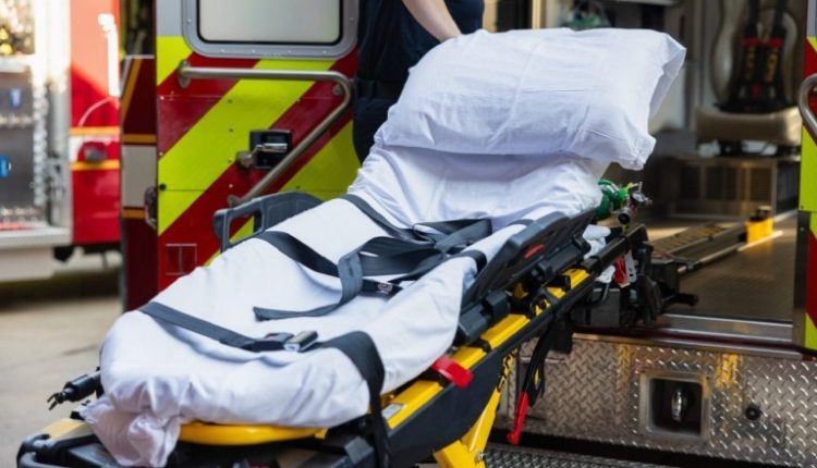 Άνοιξε-η-πόρτα-του-ασθενοφόρου-και-η-ασθενής-βρέθηκε-στο-δρόμο