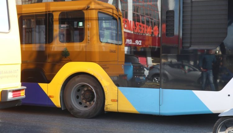 Πανικός-σε-λεωφορείο-στο-κέντρο-της-Αθήνας:-Άνδρας-έβγαλε-τσεκούρι