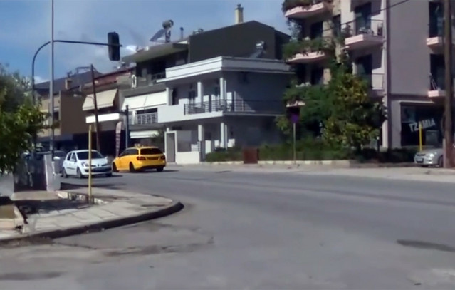 Φορείο-με-80χρονη-«προσγειώθηκε»-στο-οδόστρωμα-από-ασθενοφόρο-σε-οικισμό-της-Αλεξανδρούπολης