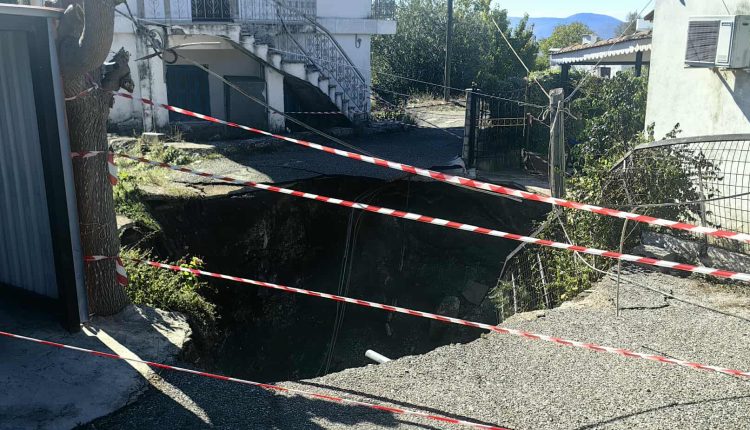Φυτείες-Αιτωλοακαρνανίας:-Την-επόμενη-εβδομάδα-η-επιχωμάτωση-του-κρατήρα-–-Τι-προκάλεσε-το-φαινόμενο-–-ertnews.gr