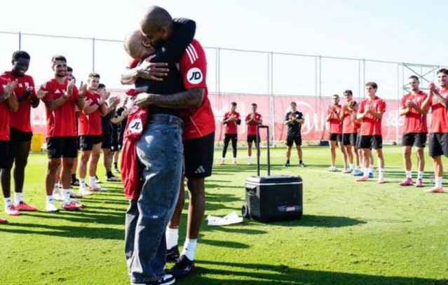 Συγκίνηση-στην-προπόνηση-της-Σεβίλλης:-Νίκησε-τον-καρκίνο-η-σύζυγος-του-Μαρκάο