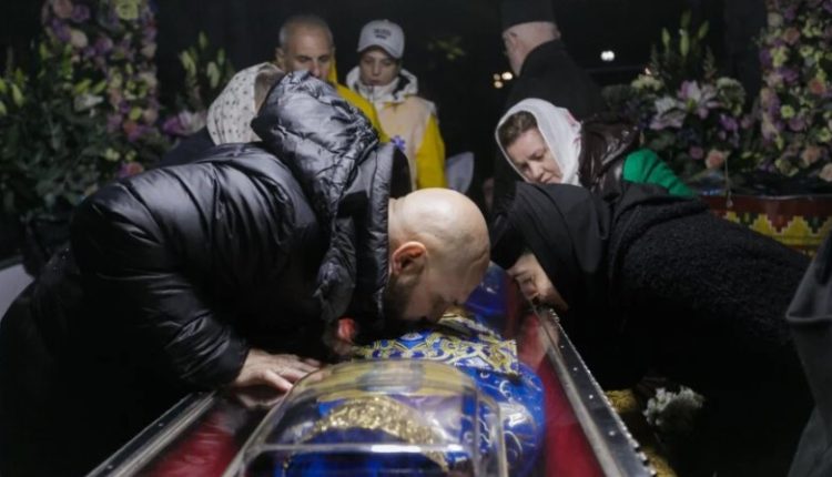 Πάνω-από-24500-πιστοί-προσκύνησαν-τα-λείψανα-της-Αγίας-Παρασκευής-στο-Ιάσιο-την-πρώτη-ημέρα-του-προσκυνήματος.