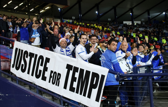 Σκωτία-–-Ελλάδα:-Δυναμική-παρουσία-των-Ελλήνων-φιλάθλων-και-μήνυμα-για-τα-Τέμπη