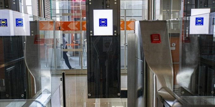 Απατεώνες-στοχοποιούν-Βρετανούς-ταξιδιώτες…