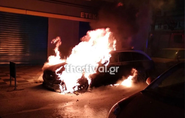 Φωτιά-σε-αυτοκίνητο-στην-Ηλιούπολη-Θεσσαλονίκης-–-Το-όχημα-κάηκε-ολοσχερώς