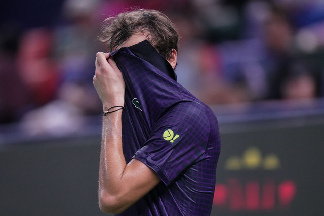 Ο-Ντανιίλ-Μεντβέντεφ-ζήτησε-από-ball-girl-να-τον-γδύσει-επειδή-ζεσταινόταν,-αλλά-τελικά-τον-έγδυσε-ο-επόπτης-#cringe