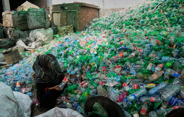 Πλαστικά-μπουκάλια-αναγεννιούνται-ως-υπερπυκνωτές-και-φορτίζουν-συσκευές