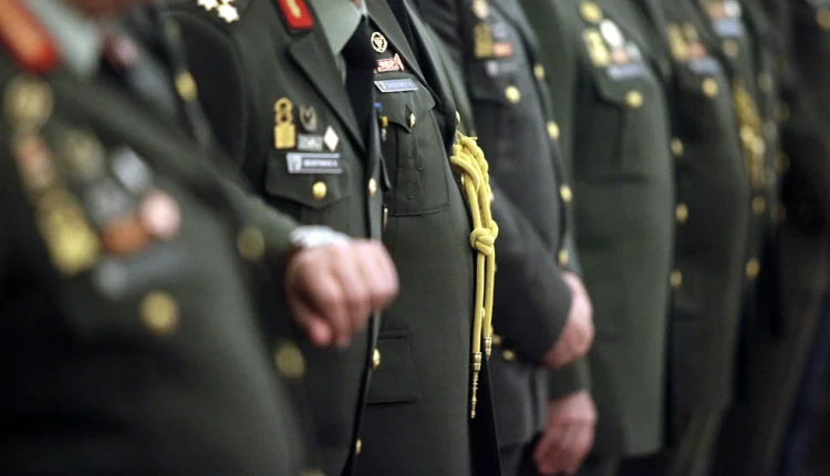 Στους-δρόμους-βγαίνουν-εν-ενεργεία-και-απόστρατοι-αξιωματικοί