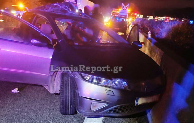 Σοβαρό-τροχαίο-στην-Αθηνών-–-Λαμίας:-Νταλίκα-παρέσυρε-αυτοκίνητο,-το-έσυρε-για-μέτρα-και-το-πέταξε-στο-αριστερό-ρεύμα