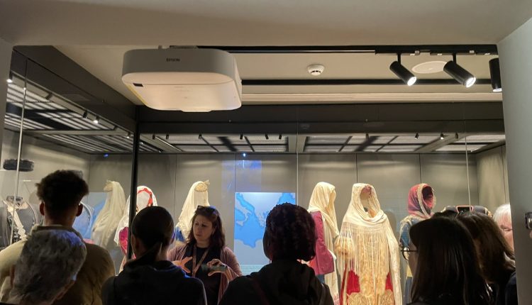 Οι-ωφελούμενοι-του-Πολυχώρου-«Λέλα-Καραγιάννη»-και-του-«Κέντρου-για-Πρόσφυγες-και-Μετανάστες»-στο-Μουσείο-Νεότερου-Ελληνικού-Πολιτισμού