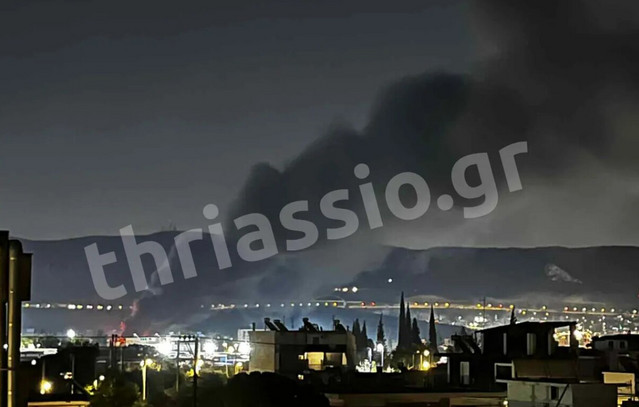 Φωτιά-σε-υπαίθριο-χώρο-στον-Ασπρόπυργο-–-Ακούγονται-εκρήξεις
