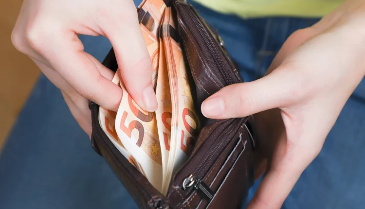 Οι-Έλληνες-παραμένουν-«δεμένοι»-με-τις-καταθέσεις