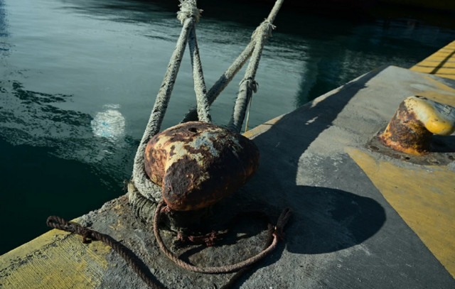 Τραυματίστηκε-9χρονο-αγόρι-στο-λιμάνι-της-Αίγινας-όταν-ανασηκώθηκε-ο-καταπέλτης-του-πλοίου