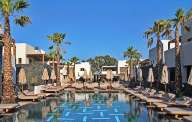 Πώς-πνίγηκε-το-6χρονο-αγοράκι-στη-Σαντορίνη:-Σε-άλλη-πισίνα-κολυμπούσε-ο-πατέρας-του-–-Γιατί-δεν-υπήρχε-ναυαγοσώστης