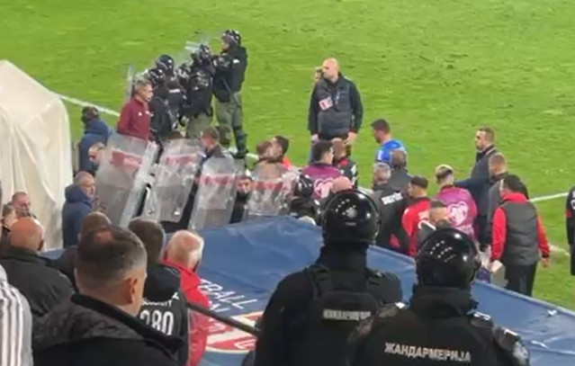 «Θάνατος-στους-Αλβανούς»-–-Χαμός-από-τους-Σέρβους-μετά-το-0-1-του-Μανάι-και-επέμβαση-της-αστυνομίας