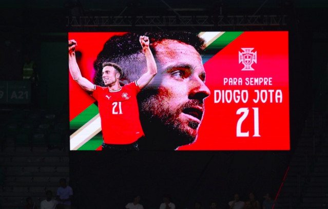 Συγκλονιστική-στιγμή-στο-Πορτογαλία-–-Ιρλανδία:-standing-ovation-για-τον-Ντιόγκο-Ζότα-στο-21ο-λεπτό