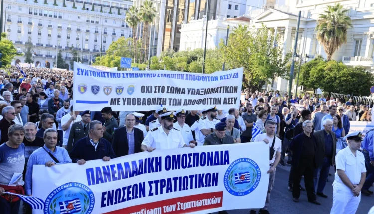 Στρατιωτικοί-κατακλύζουν-το-κέντρο-της-Αθήνας