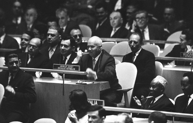 Σαν-σήμερα-12-Οκτωβρίου:-Ο Νικίτα-Χρουστσόφ-χτυπά-το παπούτσι-του στο-τραπέζι-του ΟΗΕ