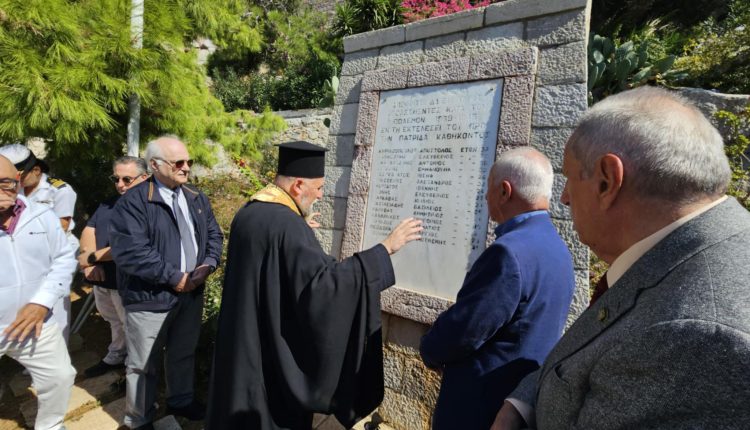 Τρισάγιο-στην-στήλη-των-πεσόντων-αποφοίτων-της-Σχολής-Πλοιάρχων-Ύδρας-στον-Β’-Παγκόσμιο-Πόλεμο