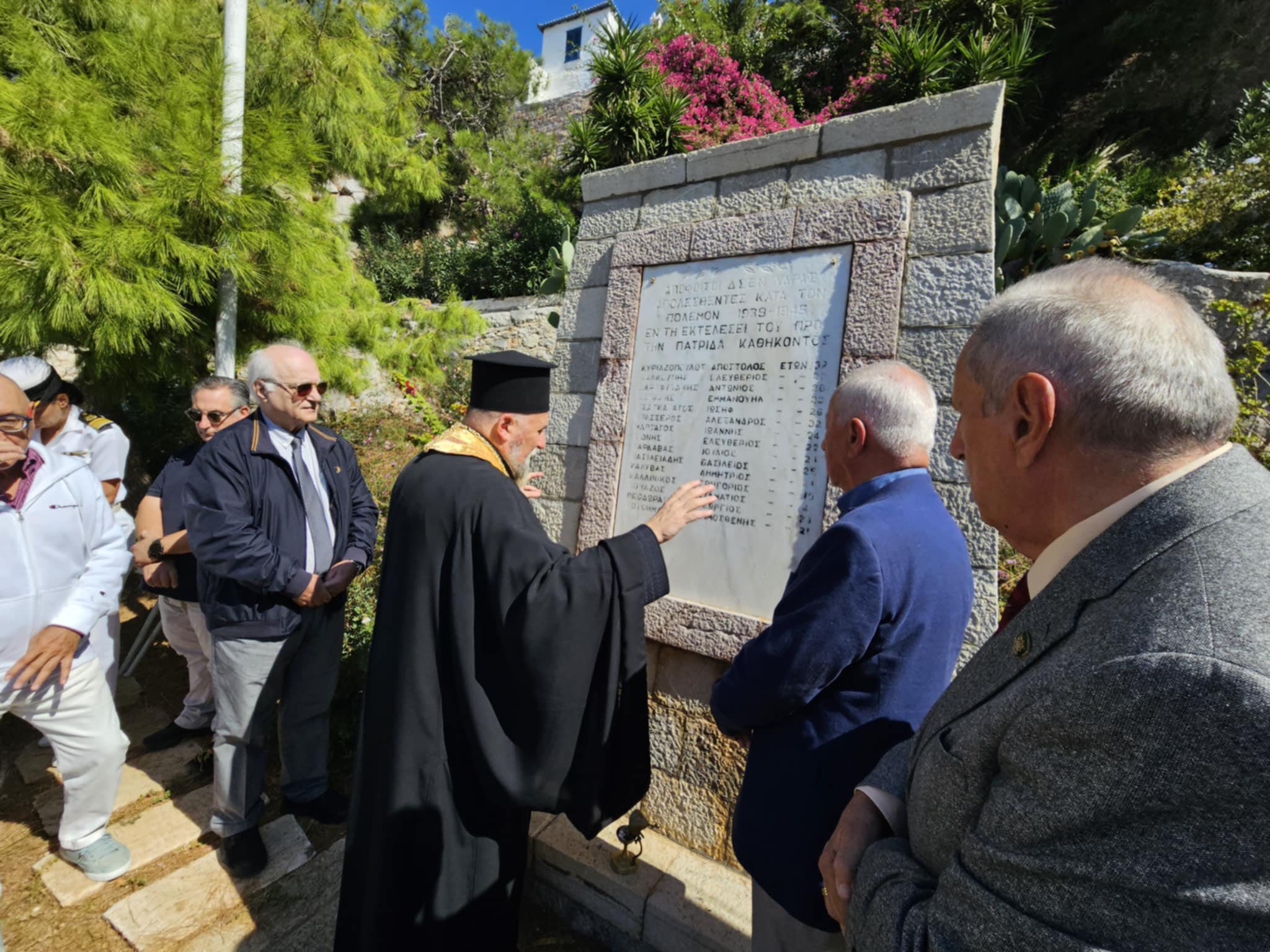 Τρισάγιο-στην-στήλη-των-πεσόντων-αποφοίτων-της-Σχολής-Πλοιάρχων-Ύδρας-στον-Β’-Παγκόσμιο-Πόλεμο