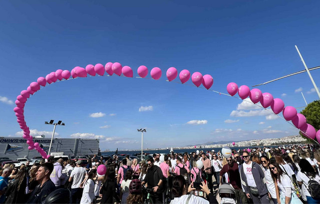 Θεσσαλονίκη-–-«Ποτάμι»-ροζ-ελπίδας:-Χιλιάδες-πολίτες-ένωσαν-τις-φωνές-τους-ενάντια-στον-καρκίνο-του-μαστού