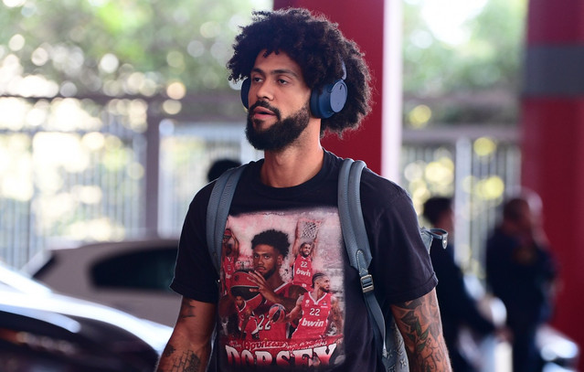 Ολυμπιακός-–-Παναθηναϊκός:-Το-t-shirt-του-Ντόρσεϊ-έκλεψε-την-παράσταση-στην-άφιξη-των-ομάδων